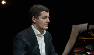 Дмитрий Артюхов поздравил северянок с Днём матери
