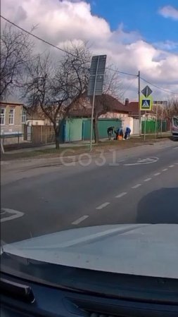 Девушку, лежавшую на люке в окружении парней, забрали на скорой, 
Информация - уточняется