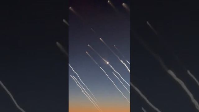 Çàâîðàæèâàþùèå êàäðû çàïóñêà ðàêåò Èðàíà â ñòîðîíó Èçðàèëÿ