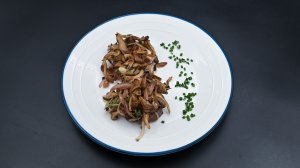 Медальоны из говядины с грибами и соусом из тунца