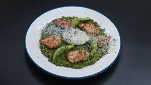 Зеленая гречка с индейкой, сыром пармезан и яйцом пашот.